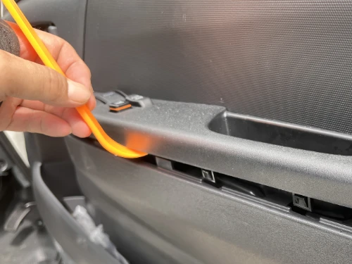 ハイエースのフロントスピーカー取り換え