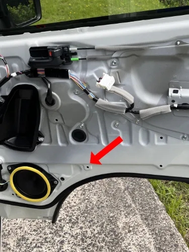 ハイエースのフロントスピーカー取り換え