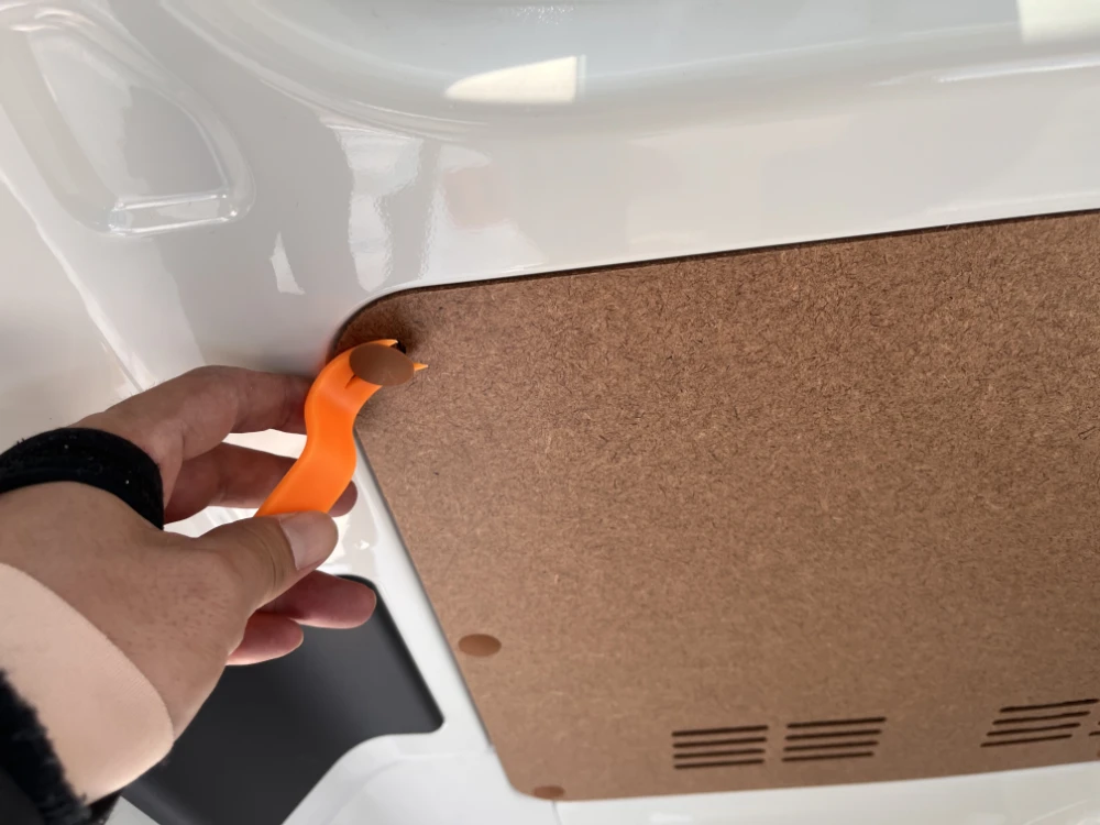 ハイエースの内装の外し方（デットニングの準備）