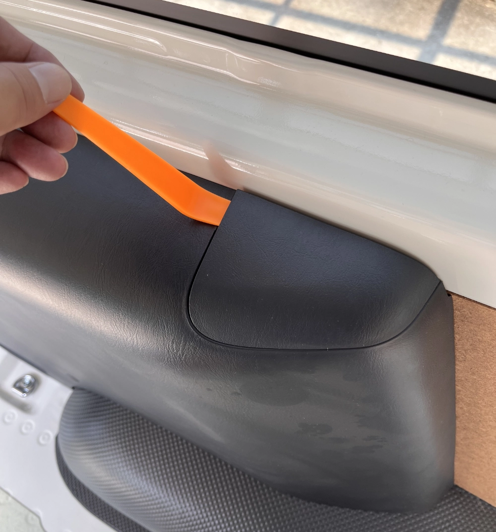 ハイエースの内装の外し方（デットニングの準備）