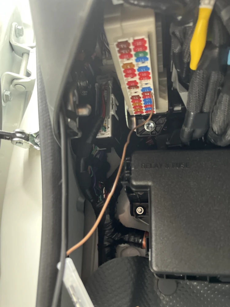 200系8型ハイエースにドラレコを取り付ける方法