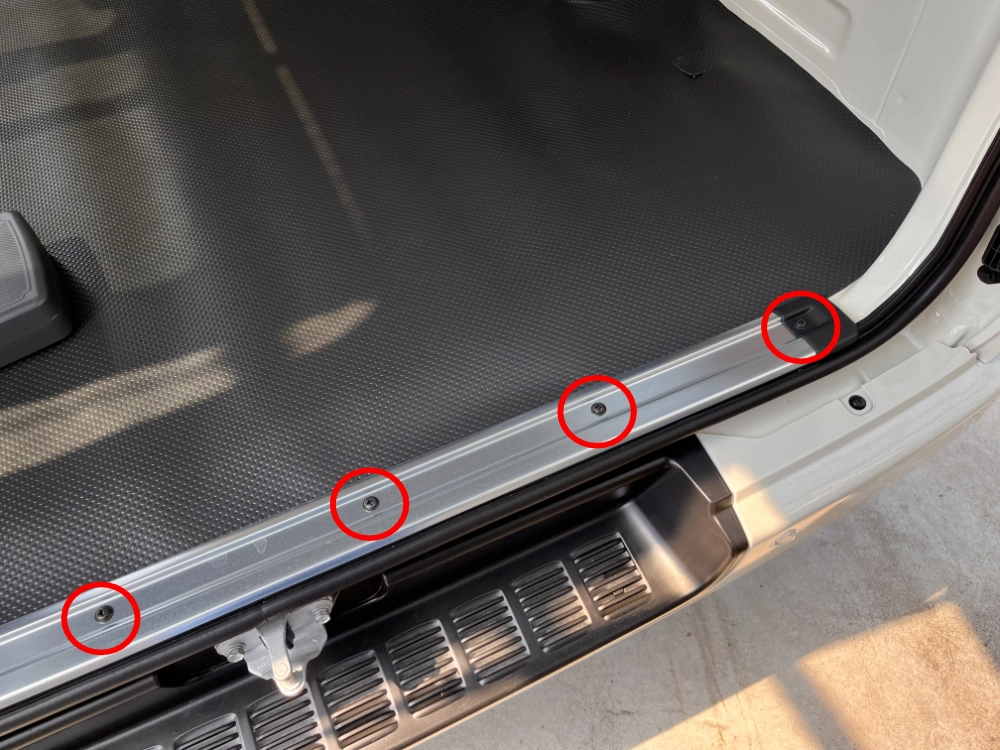 ハイエースの内装の外し方（デットニングの準備）