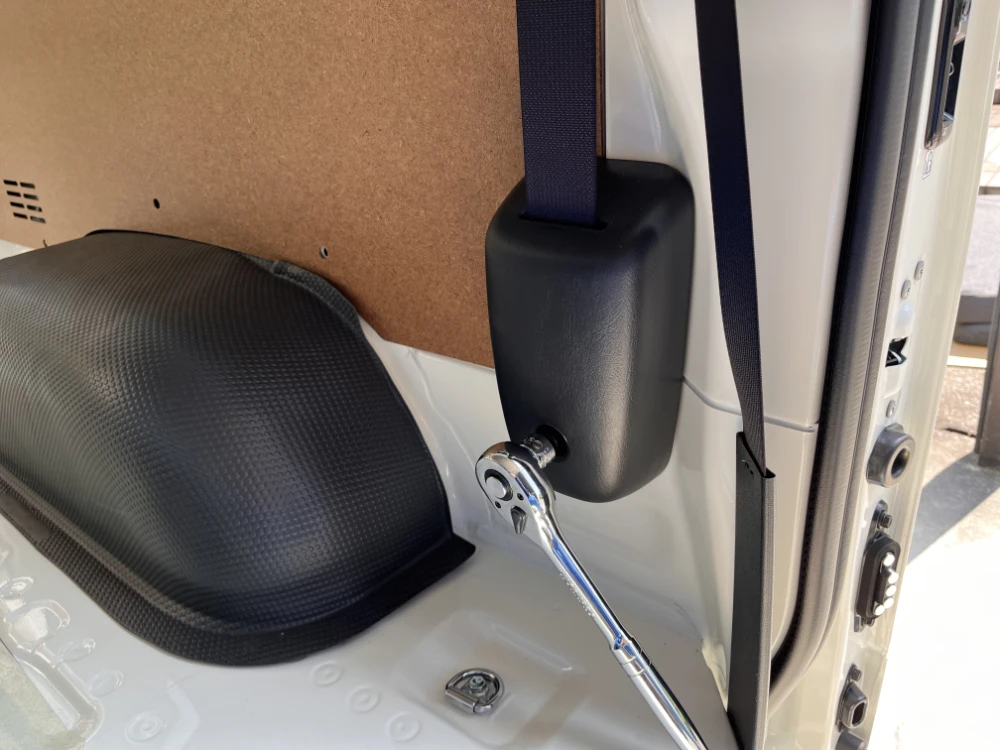 ハイエースの内装の外し方（デットニングの準備）