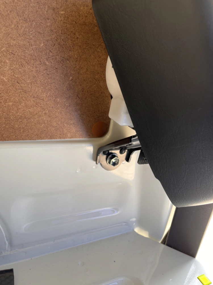 ハイエースの内装の外し方（デットニングの準備）