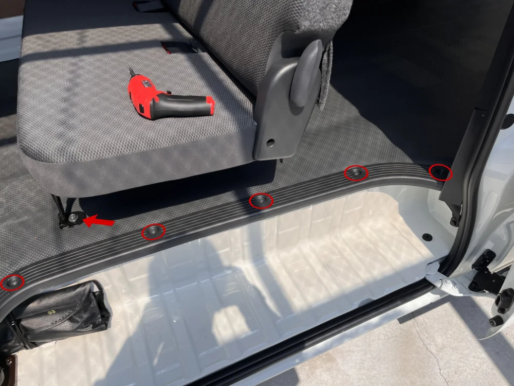 ハイエースの内装の外し方（デットニングの準備）