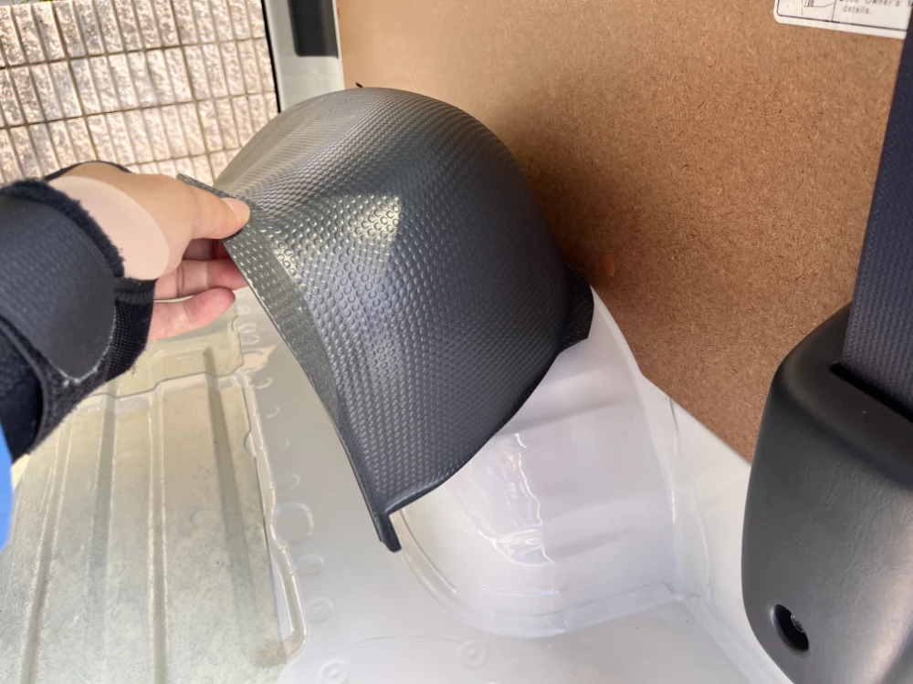 ハイエースの内装の外し方（デットニングの準備）