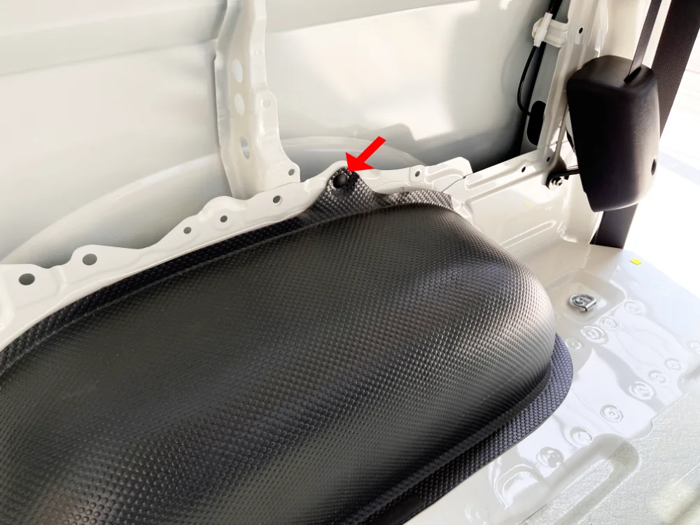 ハイエースの内装の外し方（デットニングの準備）